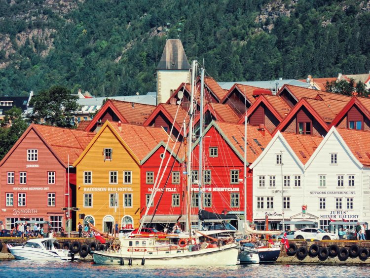 Премьер-министр Дании Мэтте Фредериксен выдвинула предложение о налоге на богатство за недели до досрочных выборов